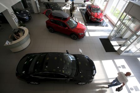 　2月１日、 ロシア連邦統計局（ロスタット）によると、２０２２年の国内自動車生産台数は６７％減の４５万台と、１９９１年の旧ソ連崩壊後最も少なくなった。写真は２０１５年８月、モスクワのマツダショールームで撮影（２０２３年　ロイター/Maxim Zmeyev）