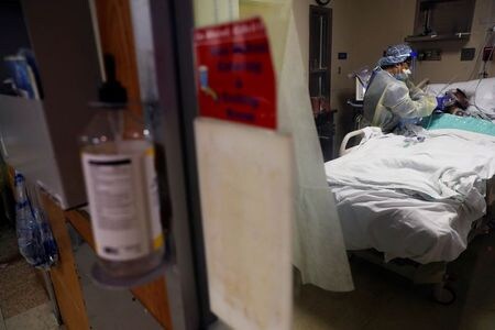 ロイターの集計によると、２日時点の米国の新型コロナウイルス感染症による死者が２８１１人と、連日で２０００人を超え、４月１５日に記録した過去最多に迫った。イリノイ州シカゴで１日撮影（２０２０年　ロイター/SHANNON STAPLETON）