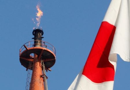 　２月１７日、内閣府が発表した２０１９年１０─１２月期国民所得統計１次速報によると、実質ＧＤＰは前期比マイナス１．６％、年率換算でマイナス６．３％となった。写真は川崎市の京浜工業地帯で２０１１年１月撮影（２０２０年　ロイター／/Issei Kato）