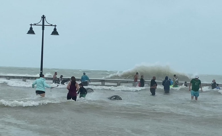 強力なハリケーンが迫るさなか、埠頭には多くの人影が見られる。中には子供の姿も（9月27日、フロリダ州キーウエスト）　Gwen Filosa/via REUTERS