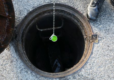 米ニューヨーク州保健当局は１２日、ニューヨーク市の下水からポリオ（小児まひ）のウイルスが検出され、ウイルスが市内で拡散している可能性を示唆していると発表し、ワクチン未接種者に対しワクチンを接種するよう呼びかけた。（２０２２年　ロイター／Eric Gaillard）