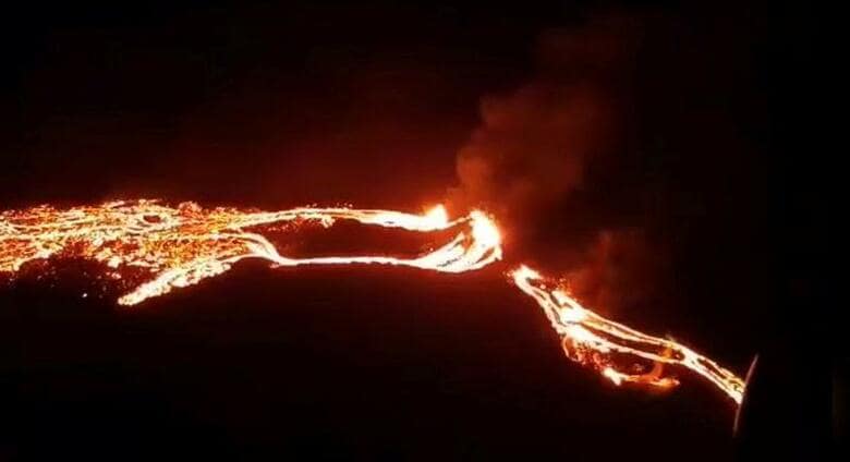 アイスランドの首都レイキャビクの南西約30キロで19日夜、火山が噴火した。写真はレイキャネス半島のファグラダルスフィヤル山付近。ソーシャルメディア上から映像を取得（2021年　Icelandic Meteorological Office）