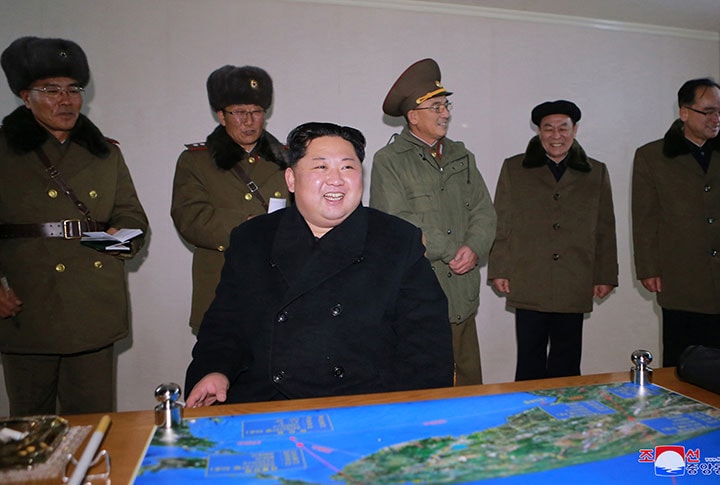 先月29日にICBM「火星15」型の発射実験成功を喜ぶ金正恩　KCNA-REUTERS