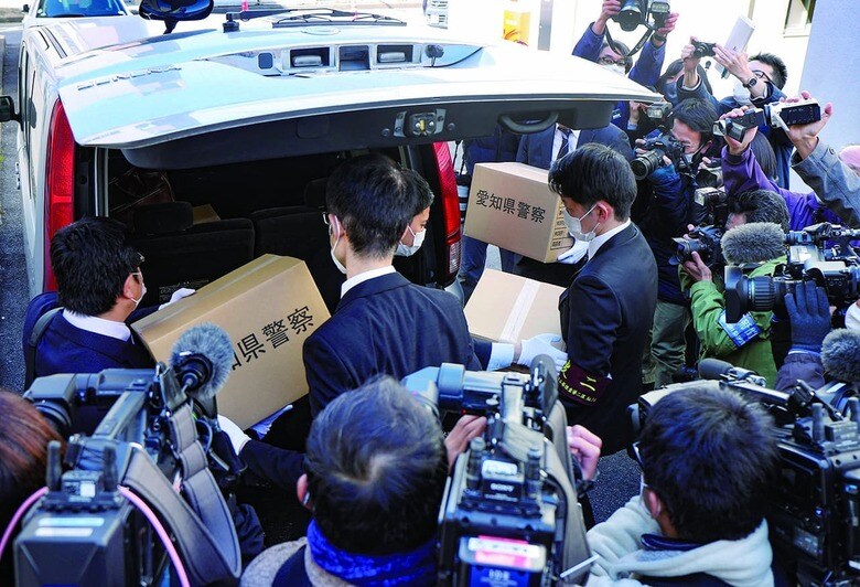 リコール署名簿を押収する捜査員（2021年、時事通信フォト）