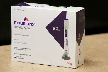 １月２５日、米医薬品大手イーライリリーは、肥満症と糖尿病の治療薬「マンジャロ（一般名チルゼパチド）」について、同薬をペン型注入器にあらかじめ入れておく許可を英国で取得した後、数週間以内に英国の患者に提供すると発表した。写真は米ユタ州プロボで２０２３年３月撮影（２０２４年　ロイター／George Frey）
