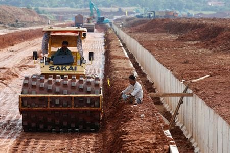 　インドネシアの首都ジャカルタの工業用地コンサルティング会社創業者、ガオ・シャオユ氏の下には、米国による高関税から身を守ろうとする中国企業から、インドネシアでの事業拡大や進出に関する問い合わせが殺到している。写真は、インドネシアのスバン・スマートポリタン地区で働く作業員。６月１３日、インドネシア西ジャワ州スバンで撮影（２０２５年　ロイター/Ajeng Dinar Ulfiana）