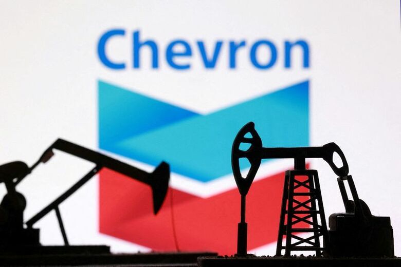 シェブロンのロゴ  REUTERS/Dado Ruvic/Illustration