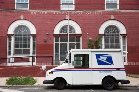 　米首都ワシントンの連邦地裁は１日、米郵政公社（ＵＳＰＳ）に対し、１１月３日の米大統領選に向け、速達便ネットワークを活用して郵便投票の配達スピードを速めるなどの「非常手段」を用いる方針の周知徹底を幹部らの間で図るよう命じた。写真はペンシルベニア州のＵＳＰＳ。８月撮影（２０２０年　ロイター/Rachel Wisniewski）