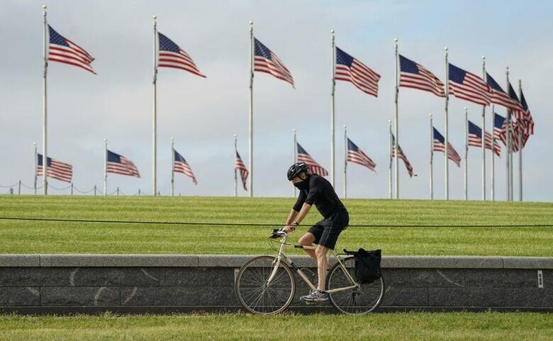 米国ではテキサス、アリゾナを含む一部少数の州で新型コロナウイルス感染症による入院者数が足元で急増、米経済の再開が感染の第２波を引き起こすとの懸念が強まっている。写真はワシントンで５月撮影（２０２０年　ロイター／Kevin Lamarque）