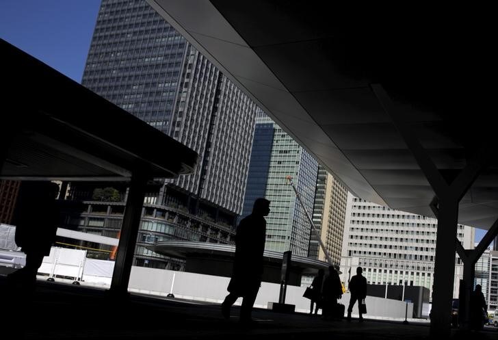 ４月１９日、政府は産業競争力会議で、新３本の矢で目指すＧＤＰ６００兆円経済の実現に向け、新たな有望成長市場創出を目玉とする今年の成長戦略の全体像を示した。写真は東京駅付近、２月撮影（２０１６年　ロイター/Thomas Peter）