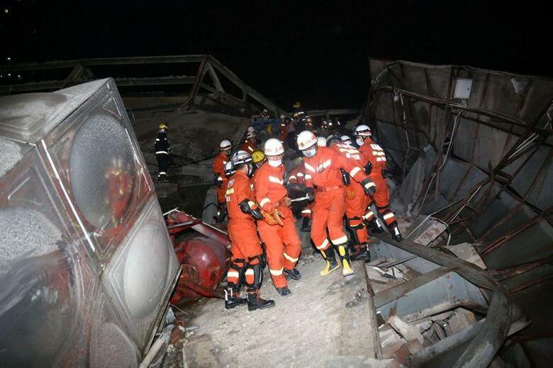 中国国営メディアは、中国南部の福建省泉州市で５階建てのホテルが倒壊し、約70人が閉じ込められたと報じた。提供写真（2020年　ロイター/cnsphoto）