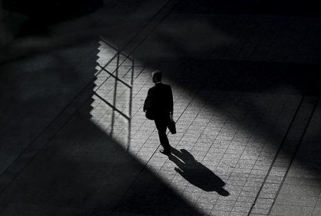 　２月２０日、弁護士や学者でつくる金融法委員会（事務局・日銀）は、日銀が導入したマイナス金利によって発生しうる事態について検討し、現行の多くの貸出や社債、預金などの取引で、実際にマイナス金利を適用することは合理的ではないとの見解をまとめた。都内で２０１５年１１月撮影(２０１６年　ロイター/Yuya Shino）