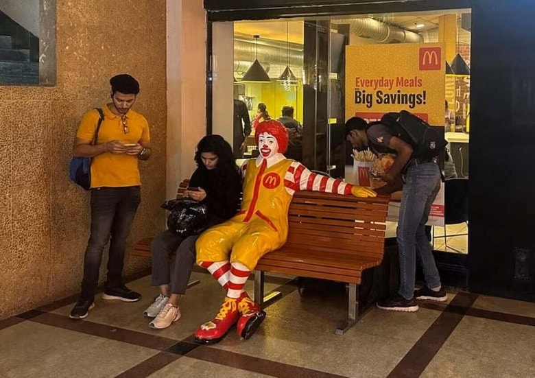 ８月１１日、マクドナルドやコカ・コーラ、アマゾン・ドット・コム、アップルといった米国を拠点とする多国籍企業は、インド国内で呼びかけられている米国製品不買運動の標的となっている。写真はムンバイにあるマクドナルドの店舗前で２０２４年２月撮影（２０２５年　ロイター/Francis Mascarenhas）