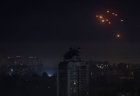 ウクライナの首都キーウの当局者は２７日、ロシア軍が夜間に６０機の無人機（ドローン）を発射し、数人が負傷したと発表した。ロシアのドローン攻撃、キーウで２６日撮影（２０２５年　ロイター/Gleb Garanich）