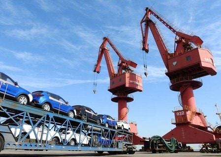 　７月２３日、中国当局は６月貿易統計について、ドル建ての輸出を前年比１１．２％増と、従来公表値（１１．３％増）から小幅に下方改定した。ドル建て輸入は１４．１％増で従来の公表値と変わっていない。写真は輸出される乗用車。５月に 連雲港市の港で撮影(２０１８年　ロイター)