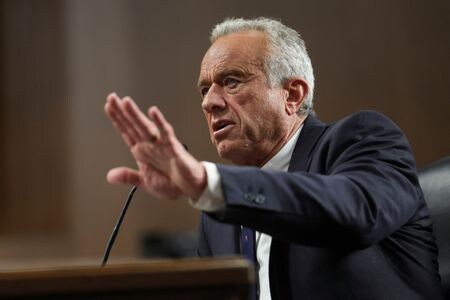 米共和党が主導する上院財政委員会は４日、ロバート・ケネディ・ジュニア氏の厚生長官への指名を承認した。１月撮影（２０２５年　ロイター/Evelyn Hockstein）