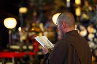 死んだ人の遺骨も、ブッダと同じ「仏」と呼ばれるのはなぜか