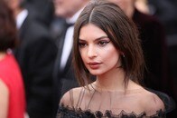 【画像】【動画】裸同然のスケスケ衣装で奇妙なダンス...エミリー・ラタコウスキーに「リズム感ゼロ」の声も