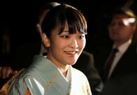 秋篠宮家の眞子さま、大学の同級生の小室圭さんと婚約へ