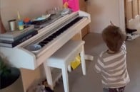 【動画】あなたには見える？ 「あそこに怖い男の子がいるよ」と、父親に訴える幼児の動画が「怖すぎる」と話題