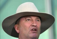 オーストラリア政権に亀裂　不倫問題の副首相が辞任拒否し首相と対立