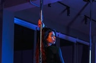 【動画】「不適切衣装」で歴史的建造物前に登場...ポールダンサーら逮捕