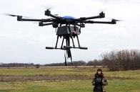 ウクライナ防空の切り札「機関銃ドローン」、米追加支援で供与の可能性