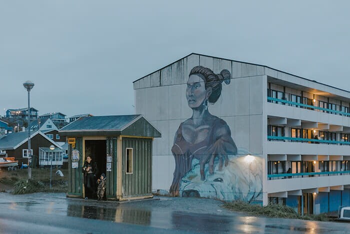 集合住宅の壁に描かれたイヌイットの女性とホッキョクグマ。多くのイヌイット共同体は20世紀、資源開発などを理由にデンマーク政府に強制移住させられた