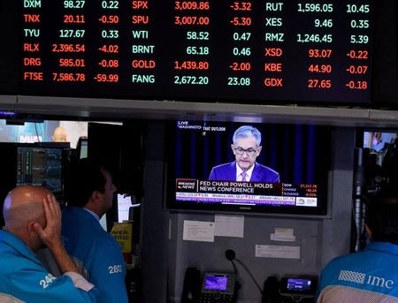 　１１月２６日、新型コロナウイルスの新変異株「オミクロン株」が経済に打撃を及ぼすリスクが浮上し、主要中銀による利上げの見通しを揺さぶっている。最も買いポジションが膨らんでいたドルなどの通貨には、逆風が吹くかもしれない。ニューヨーク証取で２０１９年７月撮影（２０２１年　ロイター/Brendan McDermid）