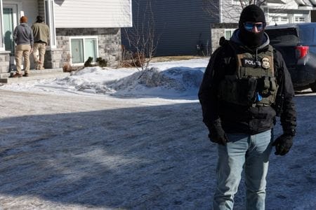 写真は移民・税関捜査局（ＩＣＥ）の捜査官。1月28日、米ミネソタ州パイングローブで撮影。REUTERS/Shannon Stapleton