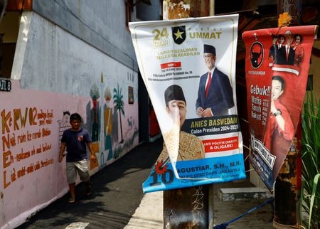 　２月２０日、インドネシア大統領選で敗北した候補者２人が、選挙期間中に不正があったとする指摘を調査するよう議会に求めた。両候補のポスター、ジャカルタで１１日撮影（２０２４年　ロイター／Kim Kyung-Hoon）