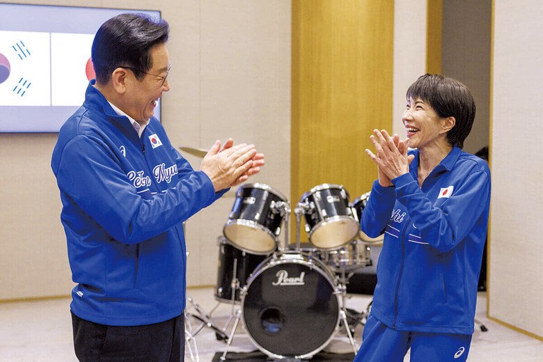 「ドラム交流」で盛り上がった李と高市（1月13日）　CABINET PUBLIC AFFAIRS OFFICEｰAP/AFLO