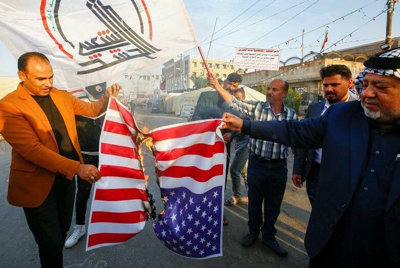 イラクのシーア派民兵組織「人民動員隊」（PMF）の司令官は、米軍による空爆に対して強い報復があると警告した。米軍の空爆に抗議するイラク市民（2019年　ロイター／Alaa al-Marjani）