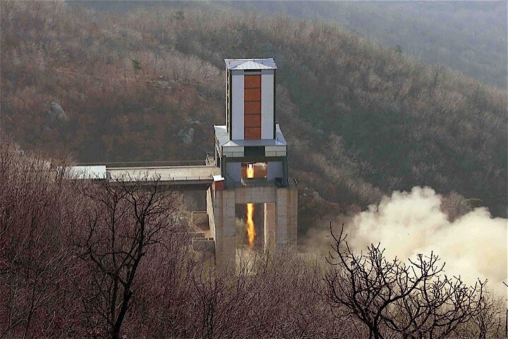 １月１９日、北朝鮮が近く、大陸間弾道ミサイル（ＩＣＢＭ）を試験発射する可能性がある。韓国メディアが軍関係者の情報として報じた。東倉里ミサイル発射場。昨年４月撮影。ＫＣＮＡ提供（２０１７年　ロイター）
