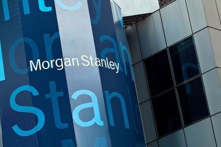 　５月１６日　米金融大手モルガン・スタンレーは、アジア太平洋地域投資銀行人員の７％削減を検討している。写真はモルガン・スタンレーの本社で、２０１２年５月にニューヨークで撮影（２０２３年　ロイター／Andrew Burton）