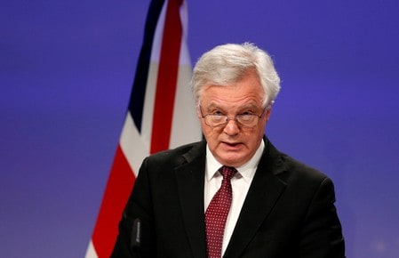 　４月１２日、英国のデービス欧州連合（ＥＵ）離脱担当相（写真）は、英国の金融サービス業の大部分が英国のＥＵ離脱（ブレグジット）を無傷で切り抜けるとの見方を示し、雇用の喪失は当初懸念されていたよりもはるかに少ないと述べた。３月撮影（２０１８年　ロイター/Francois Lenoir）