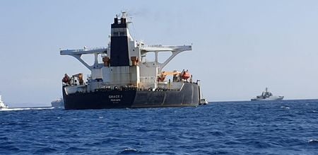 石油タンカーの供給逼迫見通しが広がり、チャーター料金が一段と上昇している。大型石油タンカー（ＶＬＣＣ）の中東―中国航路などでは料金指数「ワールドスケール（ＷＳ）」が７０台に達した。石油産業関係者らは１５日、米政府によるロシア船団に対する制裁強化や、中東産原油のアジア向けタンカー需要がトレーダーの間で高まっていることが背景にあると指摘した。写真はジブラルタル沖を航行する石油タンカー。２０１９年７月撮影（２０２５年　ロイター）
