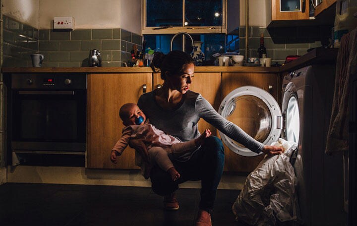 未婚の母の年収は夫と離別した母よりも低く、税制上の寡婦控除も適用されない　SolStock/iStock.