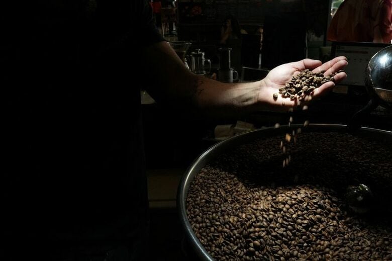写真は、バリスタが焙煎したてのコーヒー豆をチェックする様子。２０２５年１２月、ブラジルのサンパウロで撮影。REUTERS/Alexandre Meneghini