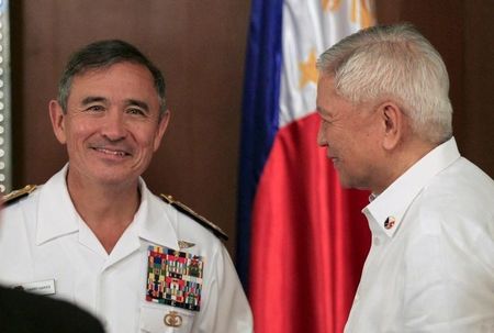 　２月２３日、ハリス米太平洋軍司令官は、上院軍事委員会で証言し、中国による南シナ海・西沙諸島への地対空ミサイル配備や南沙諸島へのレーダー配備について、南シナ海を「明らかに軍事拠点化している」と批判、同地域の「勢力図を塗り替えつつある」と指摘した。写真左が同司令官。マニラで昨年８月撮影（２０１６年　ロイター／Romeo Ranoco）