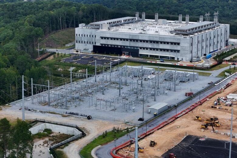 写真はマイクロソフトのデータセンター「ＡＴＬ１１」建設現場。米ジョージア州ユニオンシティで１日撮影。REUTERS/Brian Snyder