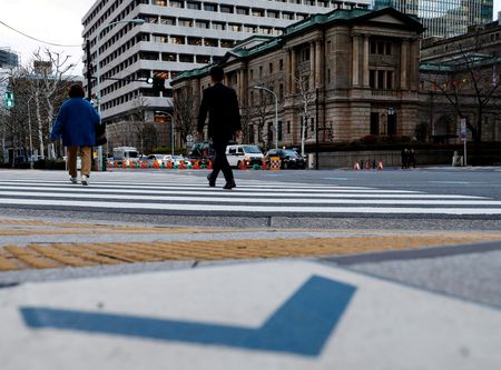 日銀が７日に開いた支店長会議では、来年度の賃金設定について、構造的な人手不足や最低賃金引き上げで賃上げを続けていく必要があるとの認識が企業の間で広がっているとの報告が多かった。写真は日銀本店。１月２３日撮影（２０２４年　ロイター／Kim Kyung-Hoon）