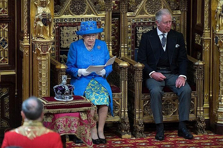ジョンソン英首相は議会開会を正式に宣言する女王演説を10月14日に実施するよう求めた。写真は2017年6月の議会開会に出席したエリザベス女王（2019年　ロイター）