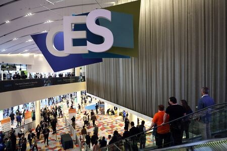 米ラスベガスで開催された「テクノロジー見本市（ＣＥＳ）」では、新型コロナウイルスのパンデミック（世界的大流行）時代のノートパソコンの買い替え促進に取り組むパソコンや半導体のメーカーがこぞって人工知能（ＡＩ）を活用した新機能を打ち出した。９日撮影（２０２４年　ロイター／Steve Marcus）