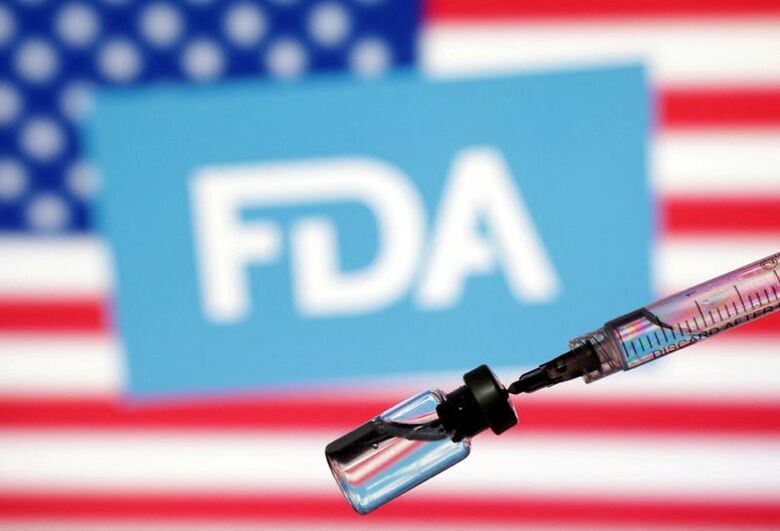 米食品医薬品局（ＦＤＡ）と米国旗、注射器のイメージ。2025年5月に撮影。 REUTERS/Dado Ruvic