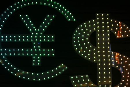 　６月８日、ドルは１２５．４０円付近で方向感に乏しい。５日の海外市場で急伸した後なので、上げ一服感が漂っているという。香港で２０１４年１１月撮影（２０１５年　ロイター/Damir Sagolj）