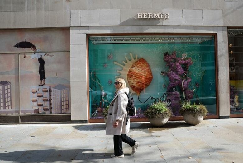 2026年10月19日、ロンドンのエルメスの店の前を歩く女性。 REUTERS/Suzanne Plunkett