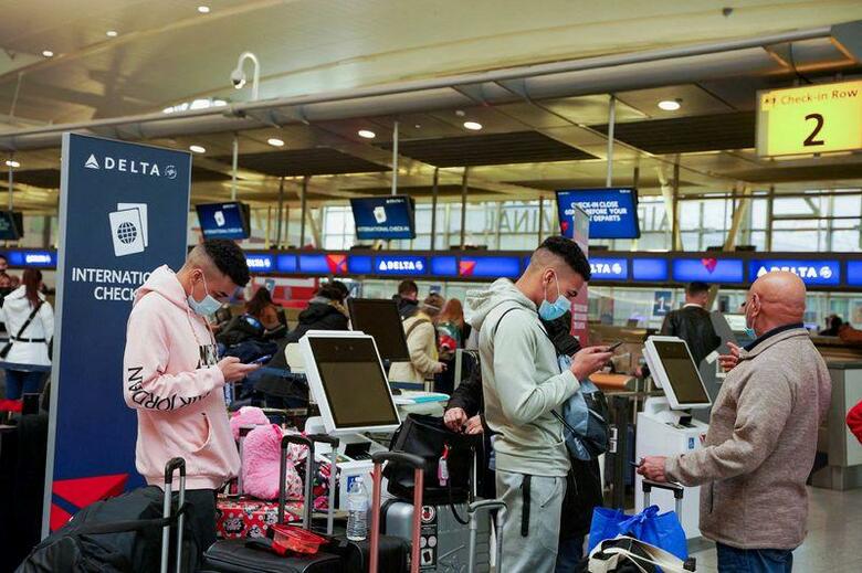 空の便が例年混雑するクリスマスが週末に重なった今年は世界各地で4500便以上が欠航した。新たな変異株オミクロンが出現し、新型コロナウイルスの感染が拡大しているためで、休暇中に移動を計画していた人たちに影響が出た。写真は24日、米ニューヨークのケネディ国際空港で撮影（2021年　ロイター/Dieu-Nalio Chery）