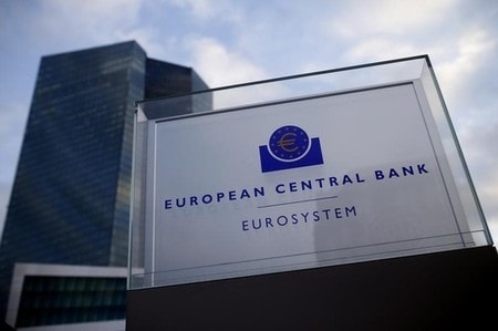 　５月２日、欧州中央銀行（ＥＣＢ）銀行監督委員会のダニエル・ヌイ委員長は、新銀行自己資本比率規制「バーゼルＩＩＩ」をめぐり、銀行に求められる自己資本の下限について「できるだけ早く」合意する必要があると訴えた。写真はＥＣＢ。フランクフルトで２０１５年１２月撮影（２０１７年　ロイター／Ralph Orlowski）