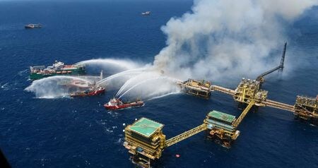 　メキシコ石油公社（ペメックス）の洋上採掘施設で７日に起きた火災事故で、現場となったカンタレル油田ではこれまでに生産量が７０万バレル減少した。ロメロＣＥＯが８日明らかにした。写真は火災現場で７日撮影。提供写真（２０２３年　ロイター／Petroleos Mexicanos (PEMEX) @Pemex）